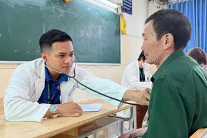 115人民医院的医生正在为市民进行体检。