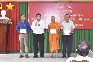 民族和宗教部工作代表团向芹苴市高棉族同胞致以新年祝福。图：石碧