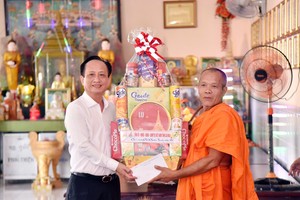 金瓯省委副书记、省人民议会主席范文晓走访慰问高棉族同胞并致以新年祝福。图：越通社