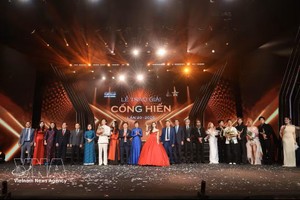 各位代表在2026年贡献奖颁奖典礼上与艺术家们合影留念。图：越通社