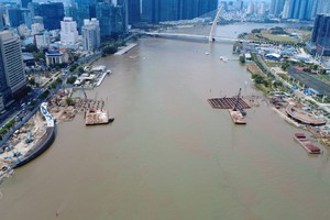 西贡河步行桥项目连接市中心（西贡坊）与守添都市区（安庆坊），目前正逐步完成各项重要部分。