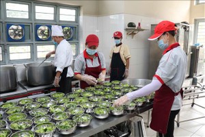 分发食物环节。图：秋怀