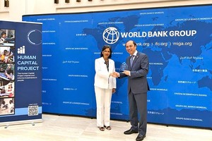 越南驻美国大使阮国勇代表越南接受了在同等收入水平国家组中人力资本扩展指数表现最佳国家的称号。