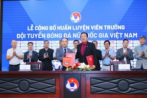 越南足协代表与黄文福教练签署合同。 图：明决