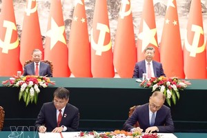 越南共产党中央总书记、国家主席苏林与中共中央总书记、国家主席习近平共同见证两国系列合作文件的签署。图：越通社