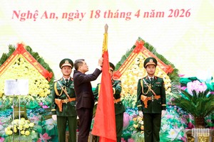 越南政府总理黎明兴向第四军区颁发人民武装力量英雄称号。