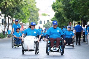 残疾人参加4月18日上午的纪念活动。