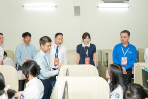 组委会代表在考前慰问并鼓励参赛选手。