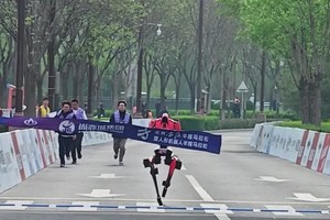“闪电”机器人以50分26秒的净时成绩夺得冠军。