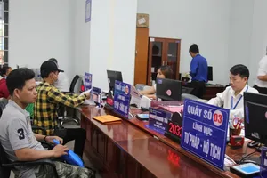 民众在仁泽乡办理行政手续。