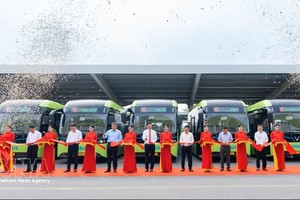 43路电动公交车开通剪彩仪式。图：越通社