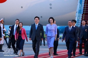 2026年4月21日晚，韩国总统李在明与夫人抵达河内。图：越通社