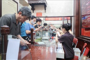 民众在保信明珠进行黄金交易。图：越通社