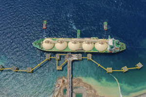 一艘 LNG 运输船正在靠泊。图：AG&P LNG