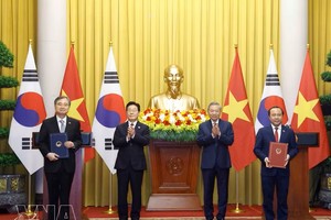 越南共产党中央总书记、国家主席苏林与韩国总统李在明见证越南科学技术部与韩国科学技术信息通信部关于越韩科学、技术与创新合作总体规划框架交换仪式。图：越通社