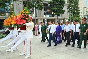 代表团向胡志明主席献花。图：越勇