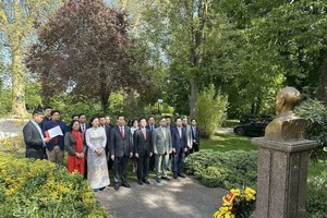 越南外交部代表团向设在法国巴黎郊区蒙特勒公园的胡志明主席雕像敬献鲜花。图：越通社