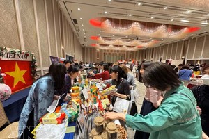 越南传统产品在日本慈善义卖活动上绽放光彩。