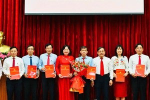 胡志明市各党机关党委组织处主任阮高礼颁发关于批准 2025-2030 年任期《西贡解放报》党委执委会选举结果的决定。图：越勇