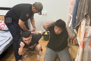 2026年4月6日，柬埔寨警方在金边抓获网络诈骗嫌疑人。图：高棉时报