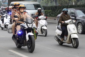 河内市交警力量正在执行任务。