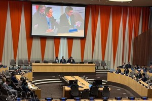 2025年10月7日，越南常驻联合国代表团团长杜雄越大使在会议上致辞。图：越通社