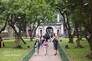 参观文庙-国子监的游客。图：越通社