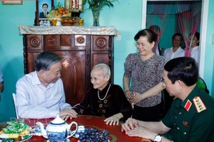 党中央总书记、国家主席苏林和中央工作代表团前往新安会乡看望慰问越南英雄母亲黄氏乐。图：越通社