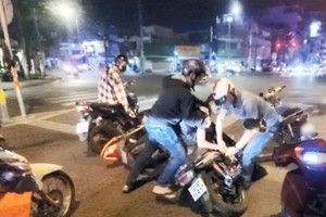 刑事警察在街上抓捕劫匪。