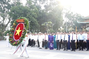 胡志明市代表团在滨药烈士纪念馆敬献香花。图：吴平