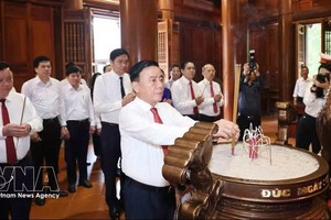 党中央书记处常务书记陈锦秀在乂安省进香缅怀胡志明主席。图：越通社