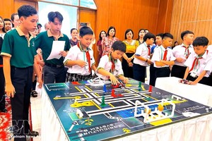 芹苴市小学生参加全程用英语进行机器人编程比赛。