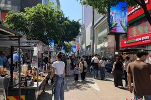 5月1日，韩国首尔明洞街头聚集大量游客。图：金旭