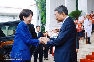 越南政府总理黎明兴欢迎日本首相高市早苗。 图：越通社