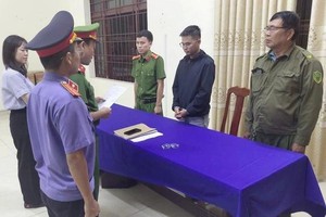 岘港市公安厅调查警察机关对武阮维安宣读起诉《决定》。