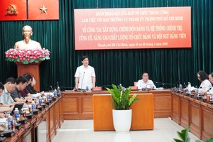 中央组织部所属基层党与党员司司长陈曰强在考察活动上发言。
