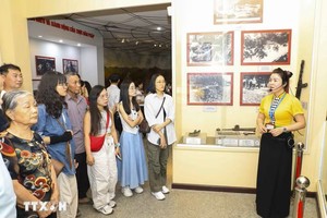 一名导游在奠边府大捷博物馆内为游客讲解。图：春思