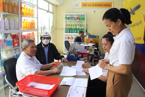 向民众发放养老金。