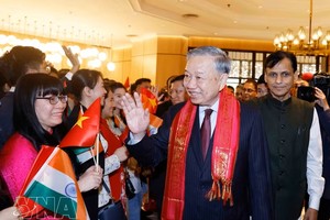 越南驻印度大使馆干部、工作人员热烈迎接越南共产党中央总书记、国家主席苏林。