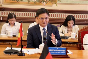 胡志明市人委会副主席阮孟强在接见西门子医疗有限公司代表时发表讲话。