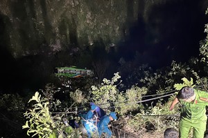 职能部门全力营救遇事故客车。