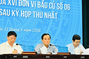 胡志明市市委书记陈留光及国会代表倾听选民意见。图：越勇
