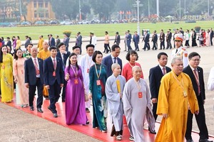 越南祖国阵线第十一次全国代表大会召开前夕，与会代表入陵瞻仰胡志明主席遗容。图：越通社