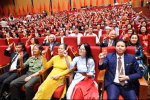 与会代表表决通过越南祖国阵线第十一次中央委员会人事方案。图：越通社