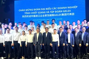 胡志明市人委会常务副主席阮禄河与中国浙江省企业代表团合影。