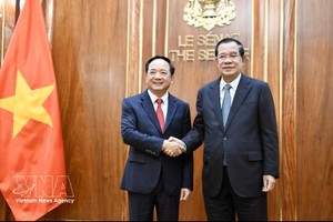 越南共产党中央政治局委员、中央书记处书记、中央宣教与民运部长郑文决会见柬埔寨代理国家元首、参议院主席、柬埔寨人民党主席洪森。图：越通社