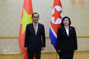 越南共产党中央总书记、国家主席苏林特使，党中央政治局委员、外交部部长黎怀忠同朝鲜劳动党中央委员会政治局委员、朝鲜国务委员会委员、朝鲜外务相崔善姬举行会谈。图：越通社