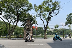 河内气温逐渐升高，从清晨起便感到闷热。气象机关预警，14日是全国范围内的热浪巅峰。图：福厚