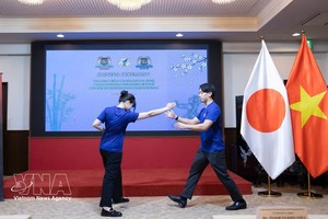 日本越武道女学员演示如何防御攻击方式。图：越通社