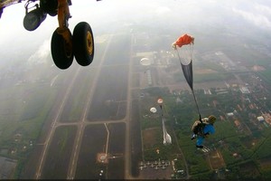 飞行员们以每批 6 至 8 人的规模分批进行跳伞。图：梅青海